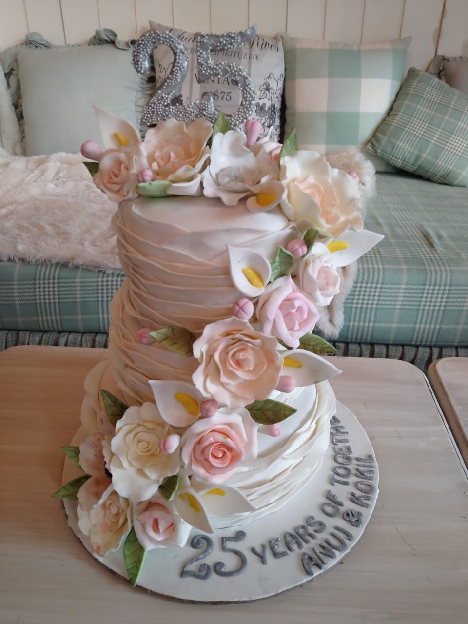 CHIC TIERS OF LOVE