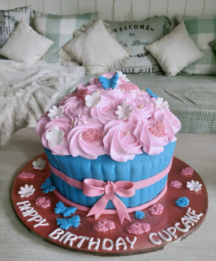 BIG CUPCAKE